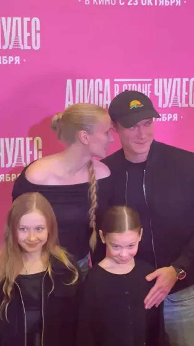 Юра Борисов с женой и дочерьми