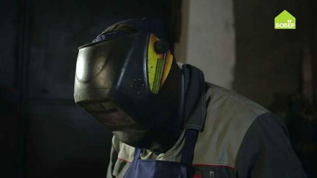 Необычное крепление металлической полки