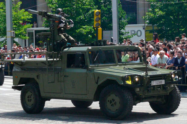 SHOT: военные НАТО уронили с высоты внедорожник URO VAMTAC стоимостью €600 тысяч
