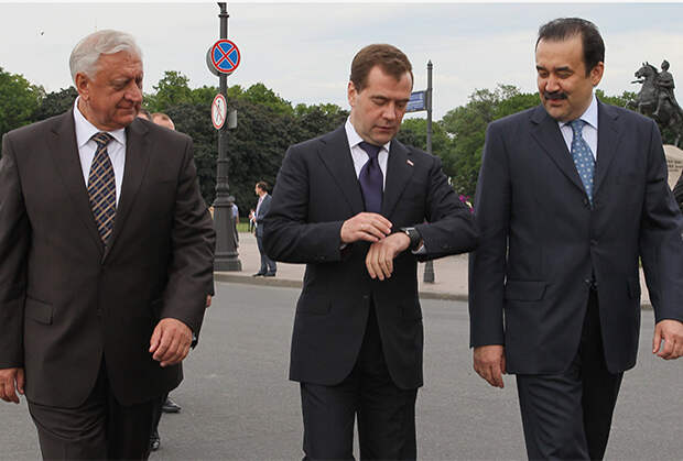 Часы Медведев подбирает не дорогие, но модные 