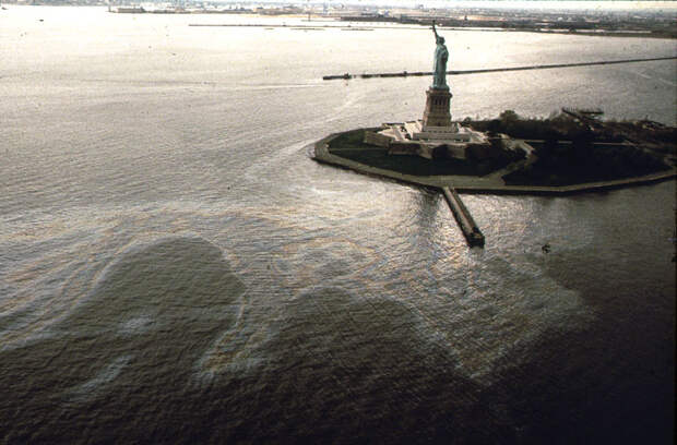 Нефтяное пятно вокруг острова Свободы в Нью-Йорке