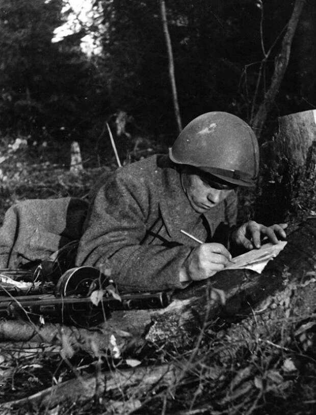 12 Красноармеец А. Черкасов пишет письмо. 1941.jpg 12 Красноармеец А. Черкасов пишет письмо. 1941.jpg