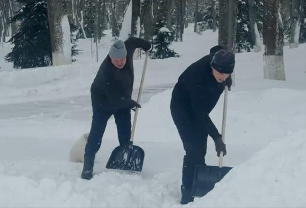Лукашенко вместе с сыном Николаем вышел на уборку снега в Минске