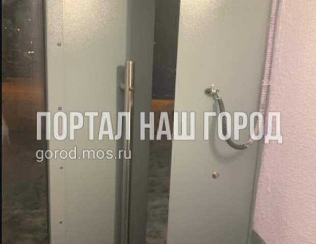 Дверь в доме на Хлобыстова пугает жильцов диким свистом