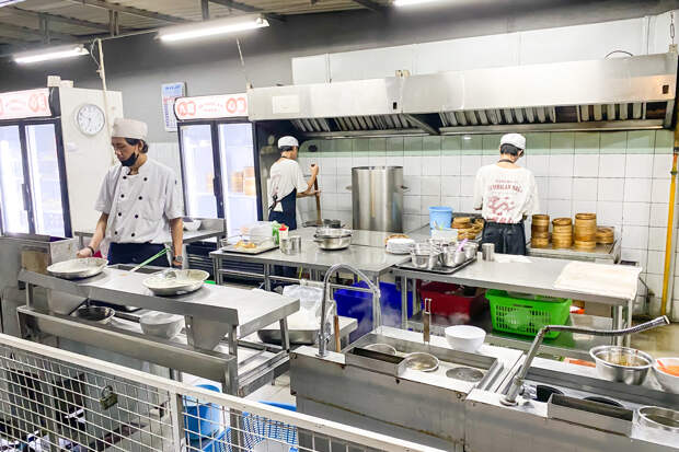 Девушка элегантно наказала ленивого коллегу за попытку выслужиться перед начальством