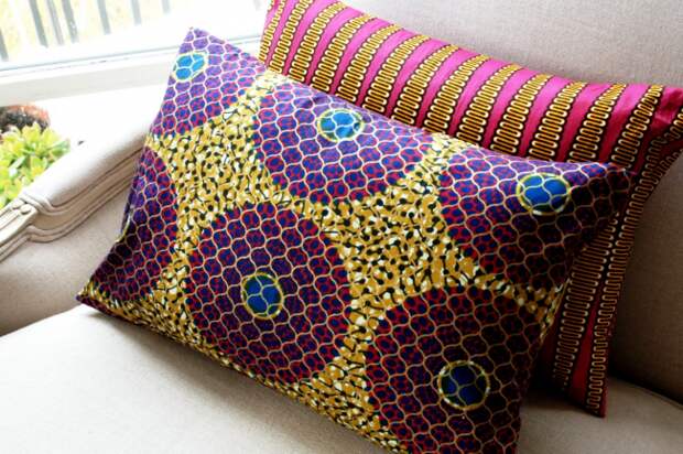 Яркие подушки, расписанные в технике батик с использованием необычных сочетаний узоров, цветов и оттенков