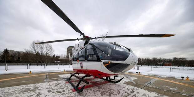 Собянин поздравил сотрудников санитарной авиации Москвы с 15-летием службы. Фото: М. Денисов mos.ru. Пресс-служба мэра и Правительства Москвы