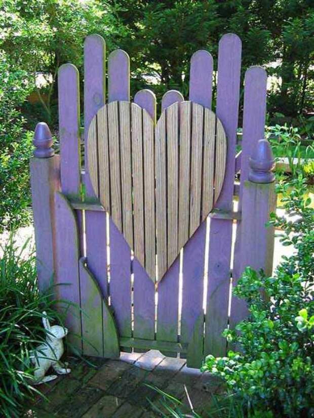 Романтическая деревянная калитка с сердцем.