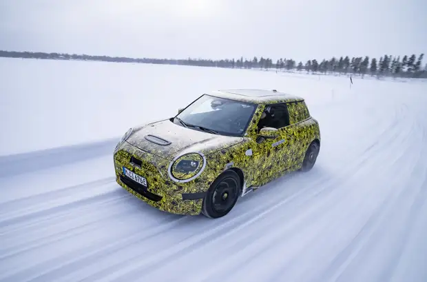 Видео: новый Mini привезли на зимние испытания вместе с предыдущими моделями