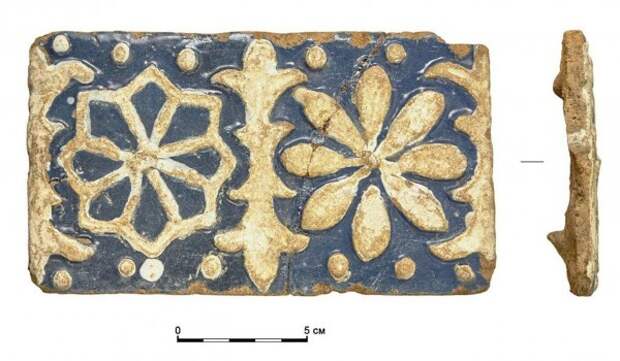 Столичные археологи отреставрировали коллекцию изразцов XVIII века