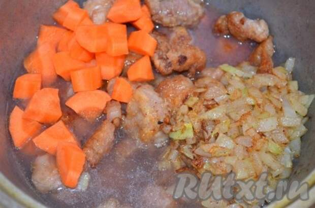 Морковь порезать произвольно. Сложить ее и лук к мясу. Влить маринад, посолить, положить лавровый лист и сахар, долить бульон или воду, чтобы покрыла мясо. Тушить до полуготовности на медленном огне под крышкой, помешивая. 