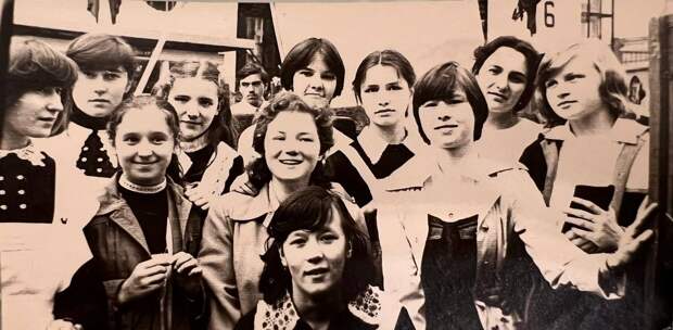 1980 год, я с одноклассницами из 8 «Б» на демонстрации 1 мая. Прислала «Ольга Белан».jpg