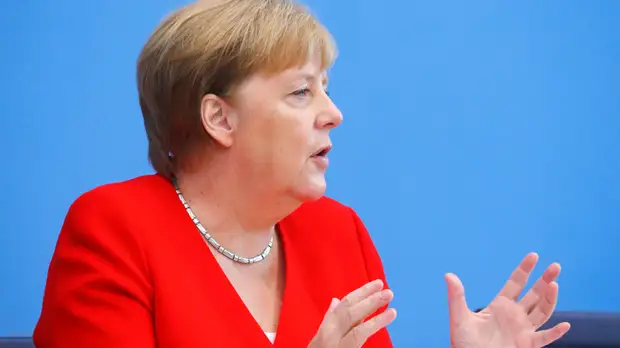 Меркель посетит Венгрию и Исландию