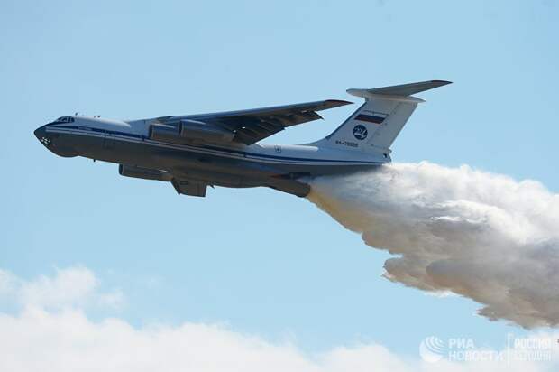 Тяжёлый военно-транспортный самолёт Ил-76 МД во время воздушного парада на авиационном фестивале Форсаж-2017, посвященном 105-летию создания Военно-воздушных сил России.