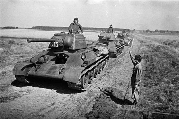 Танк Т-34 с брезентом на броне (источник фото: https://clck.ru/32EJDw)