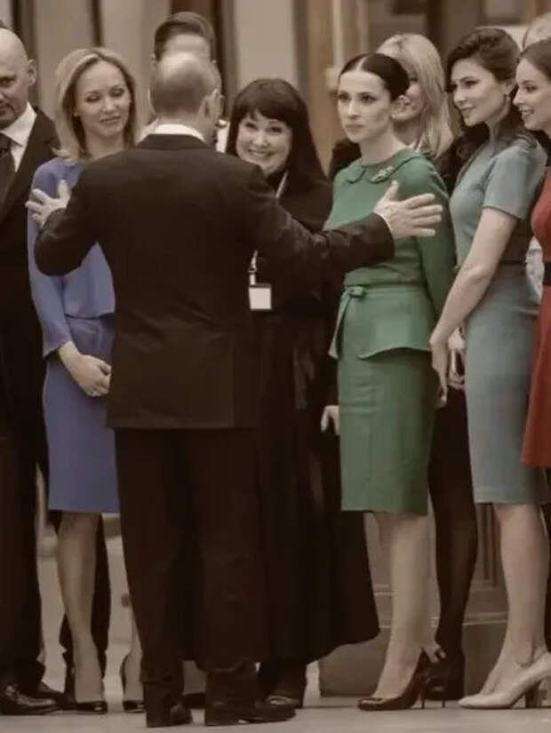 Владимир Путин Наиля Аскер-заде (на заднем плане)