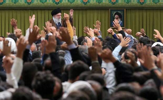 «Лидер Ирана изготовился для бегства в Россию»: Times опять застукали со спущенными штанами