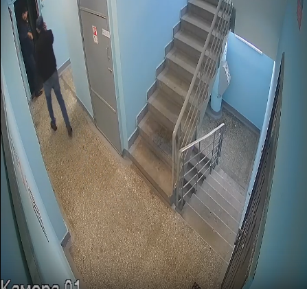 В подъезде дома на Декабристов объявились закладчики