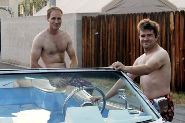 Фил Вейкер и Дункан Форстер за рулем своего кадиллака-джакузи 6 июля 2014 года. Лос-Анджелес, Калифорния. Фото: Barcroft Media
