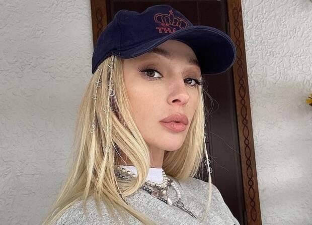 «Хочется и пококетничать»: Ивлеева устроила горячую фотосессию в колготках