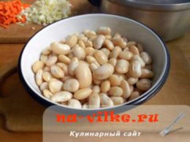 Фасоль, тушенная с курицей в томатном соусе