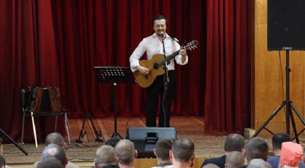 Сергей Безруков выступил перед участниками спецоперации в госпитале Новосибирска