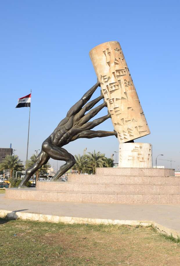 Багдад, монумент в поддержку сохранения исторического наследия.