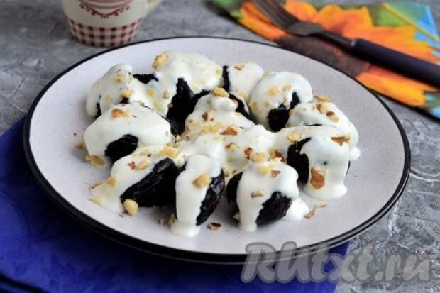 Чернослив, фаршированный грецкими орехами, в сметане