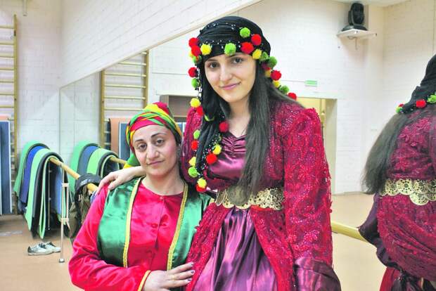 В национальной одежде преобладают яркие тона / Фото из архива Курдского дома