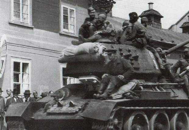 Брезент на башне танка Т-34 (источник фото: https://clck.ru/32EJHj)