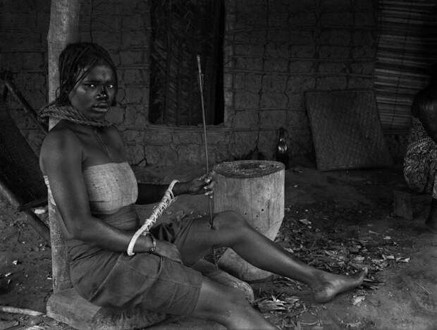 Арестованная девушка со стрелой в ноге. Бельгийское Конго. 1890-1908 годы. история, ретро, фото, это интересно