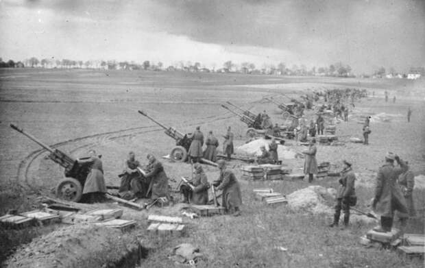 ADN-ZB/Archiv II.Weltkrieg 1939-45 Am 16. April beginnt der Angriff der an der Oder und Neiße stehenden 1. Belorussischen und 1. Ukrainischen Front zum Kampf um Berlin. Die sowjetischen Truppen erreichen am 21. April den äußeren Verteidigungsgürtel und schließen am 25. April die Stadt ein. Nach harten, verlustreichen Kämpfen kapitulieren Советская артиллерия на подступах к Берлину, апрель 1945 года.