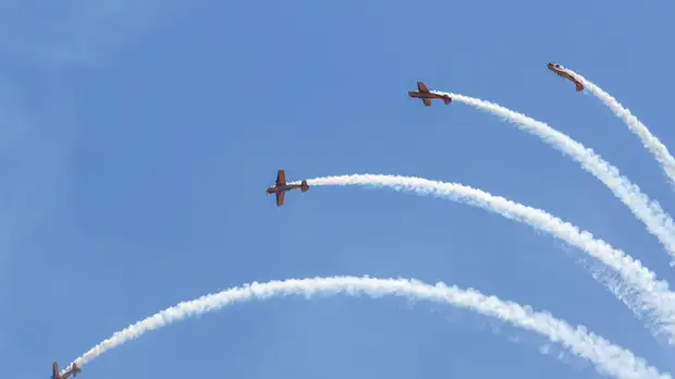 Пилотажная группа «Первый полёт» поздравила россиян с праздником