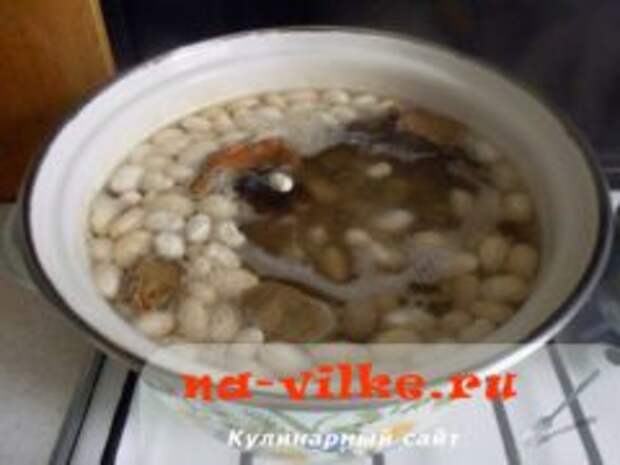 Фасоль, тушенная с курицей в томатном соусе