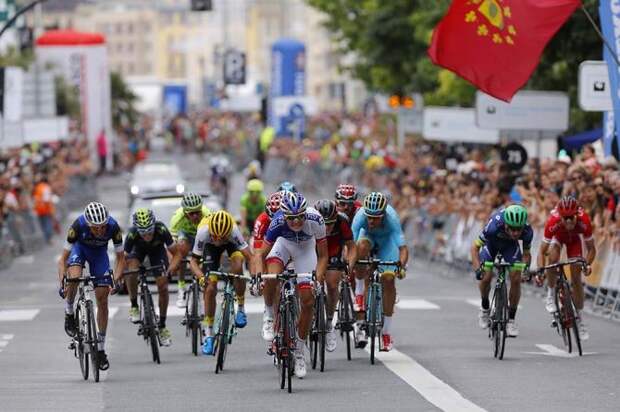 The sprint for the minor placings was intense (фото: Tim de Waele/TDWSport.com)