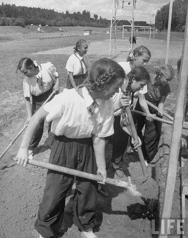 ByLarsen18 Москвички в 1956 году