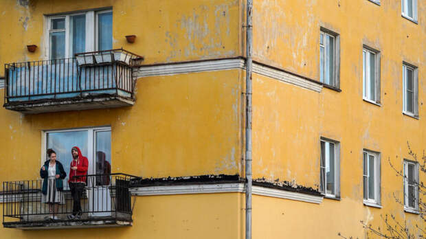 Юрист Кудряшова: за курение на балконе можно взыскать компенсацию в суде