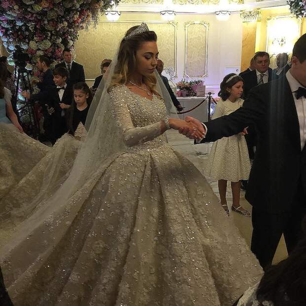 Платье невесты, сделанное на заказ, стоило около 700 тысяч рублей и весило 25 килограммов! Фото: Личная страничка героя публикации в соцсети