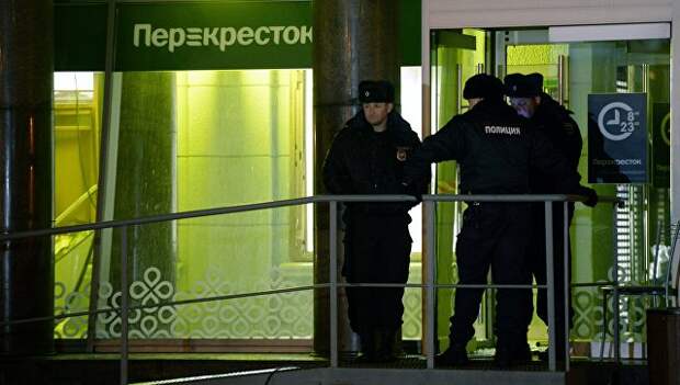 Сотрудники полиции у входа в магазин Перекресток в Санкт-Петербурге, где произошел взрыв. 27 декабря 2017