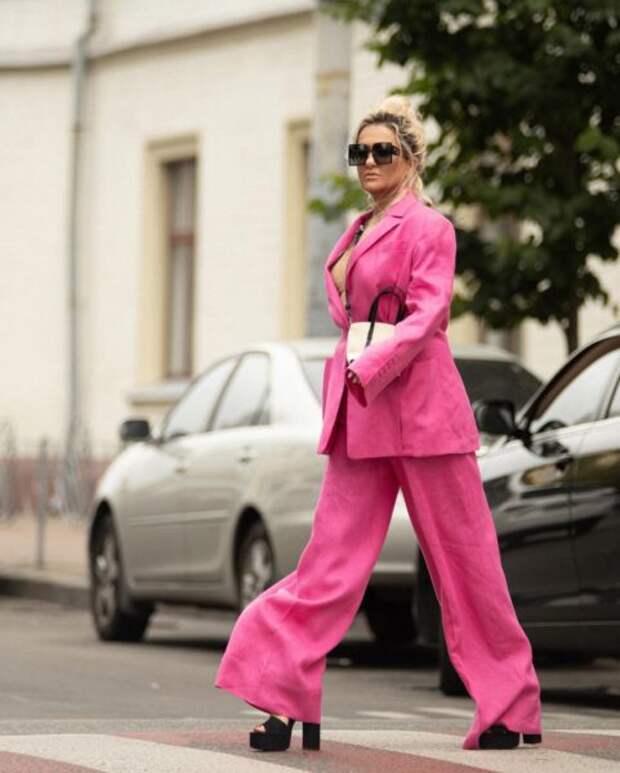 Наталья Могилевская в розовом брючном костюме прогулялась по Киеву