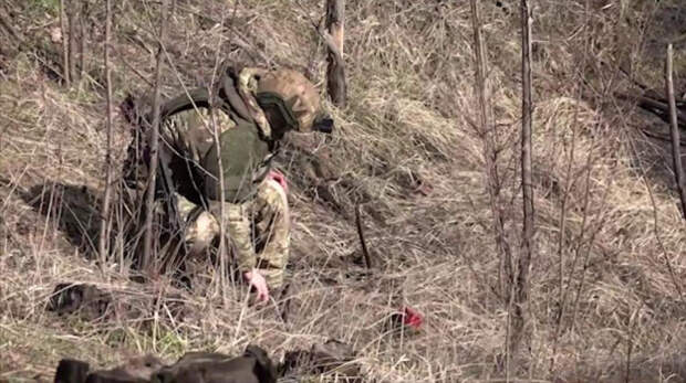 Саперы ВДВ ежедневно разминируют дороги и уничтожают боеприпасы в Херсонской области