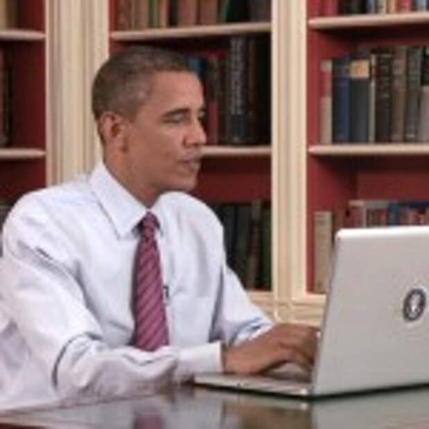 president-barack-obama-demos-healthcare.gov-on-apple-macbook-pro-laptop-with-presidential-seal
