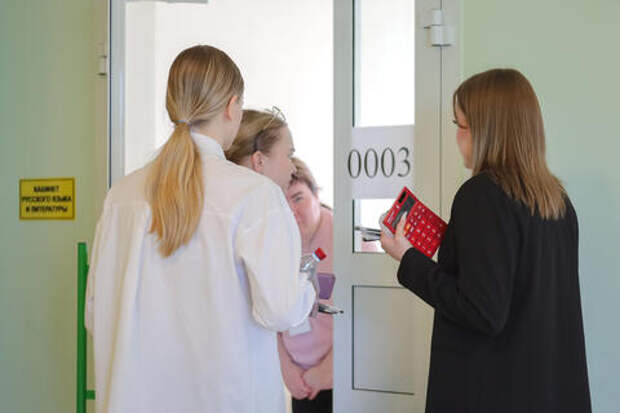 Не в праве прикасаться: Рособрнадзор запретил досматривать школьников на ЕГЭ