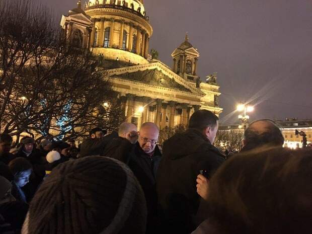 Шабаш возле Исаакия: Оппозиция прикрыла собор спинами пенсионеров и инвалидов
