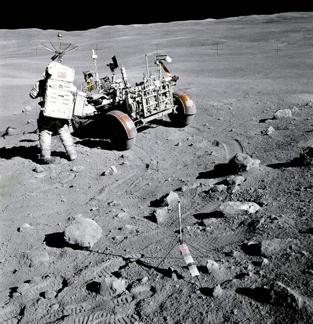 Астронавт «Аполлон-16» Чарльз Дюк стоит у луномобиля Лунный автомобиль, космос, луномобиль