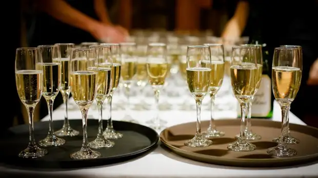 Минфин предложил увеличить минимальную цену на шампанское