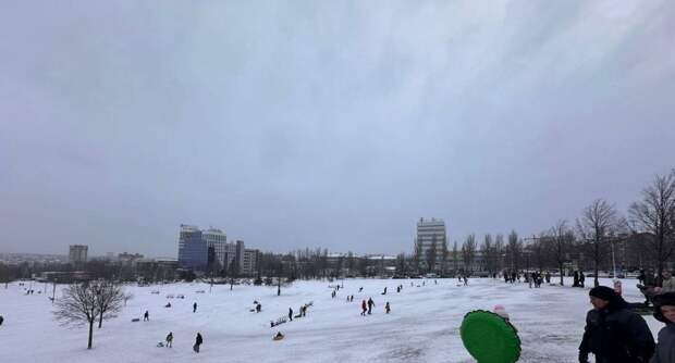 Воскресенье возле Донбасс арены