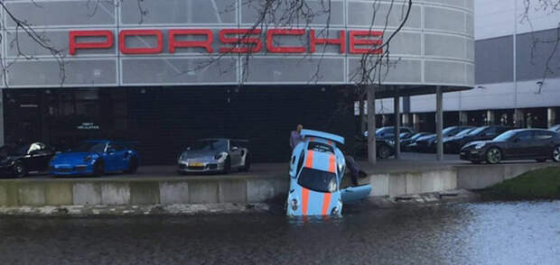 5. Porsche 911 GT3 RS припарковался в канале в Амстердаме. Да, в Амстердаме - и некоторые вопросы сразу отпадают авто, мастера парковки, фото