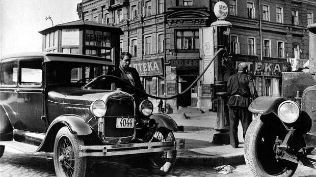 На редких советских колонках бензин был не самым качественным, но очень дорогим