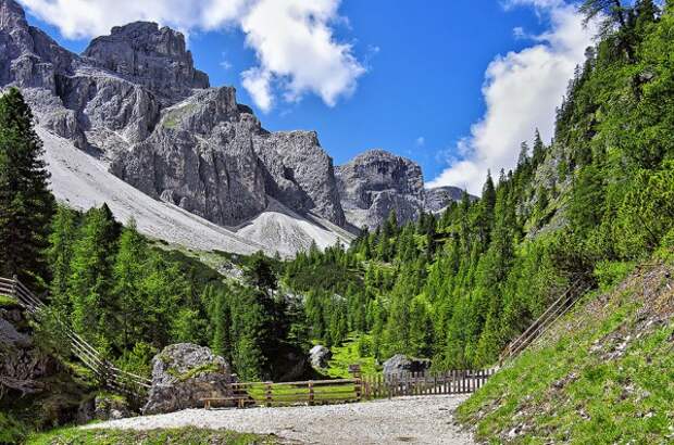 Сан-Виджилио-ди-Мареббе (San Vigilio di Marebbe) - очаровательная горная деревушка. (56 фото)